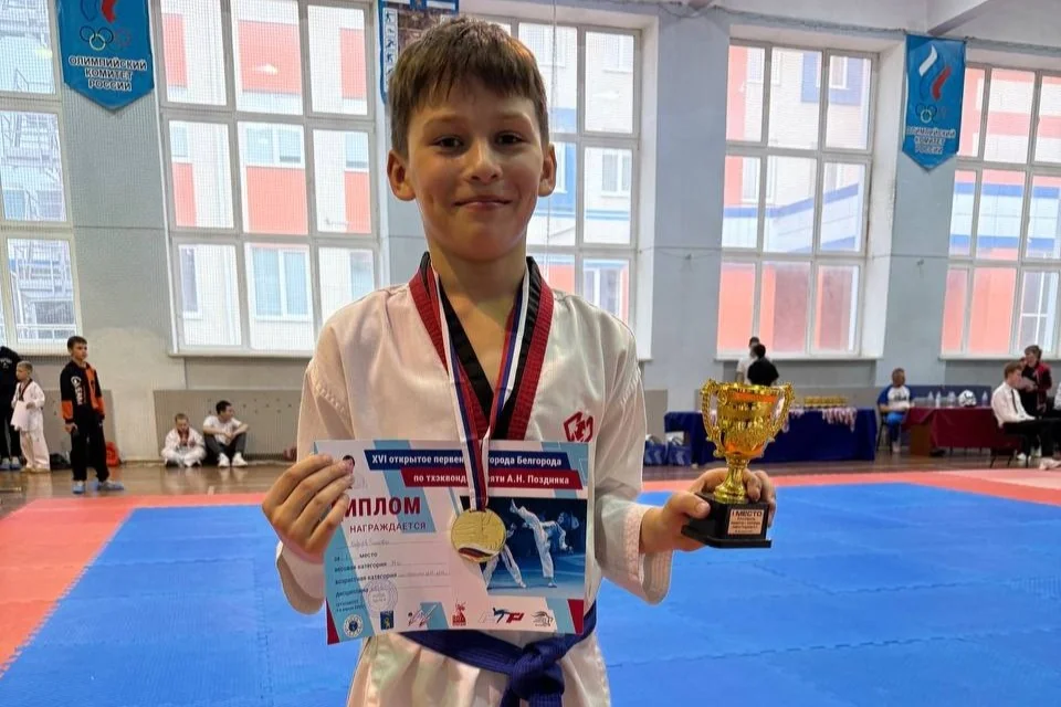 Группа детей на занятии по тхэквондо